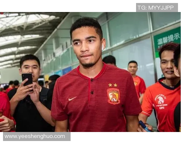 足球明星踏上新征程首度亮相机场引热烈关注粉丝争相合影热情不减 足球明星踏上新征程首度亮相机场引热烈关注粉丝争相合影热情不减